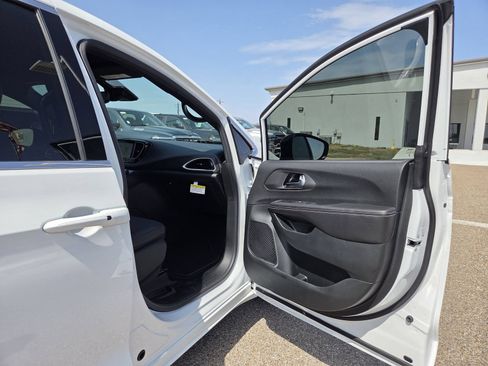 New 2026 Chrysler Pacifica Select FWD image 17