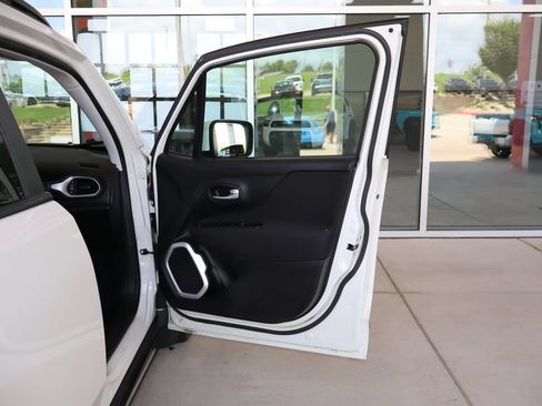 Used 2019 Jeep Renegade Latitude FWD image 40