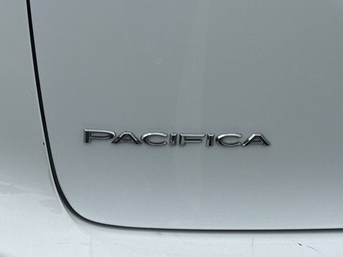 Used 2024 Chrysler Pacifica Touring-L FWD image 13