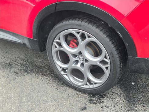 Used 2025 Alfa Romeo Tonale w/ Premium Package image 18