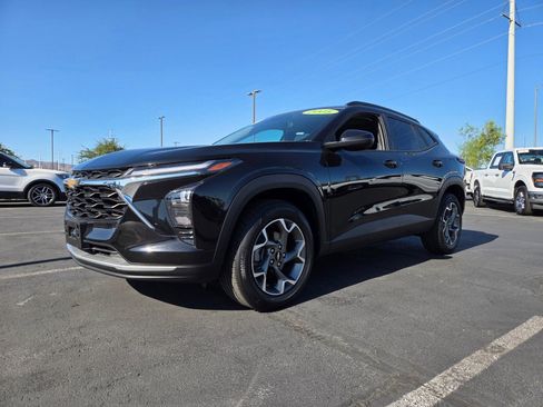 Used 2025 Chevrolet Trax LT FWD image 2