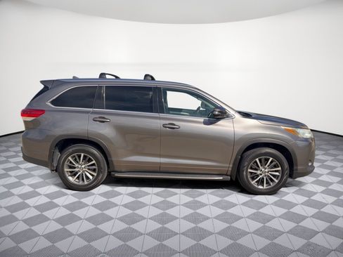 Used 2017 Toyota Highlander XLE FWD image 8