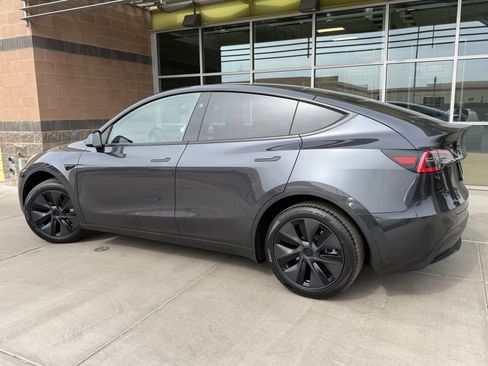 Used 2025 Tesla Model Y Long Range RWD image 5