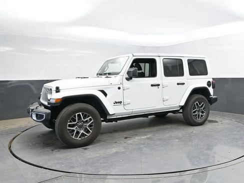 Used 2025 Jeep Wrangler Unlimited Sahara AWD/4WD image 9