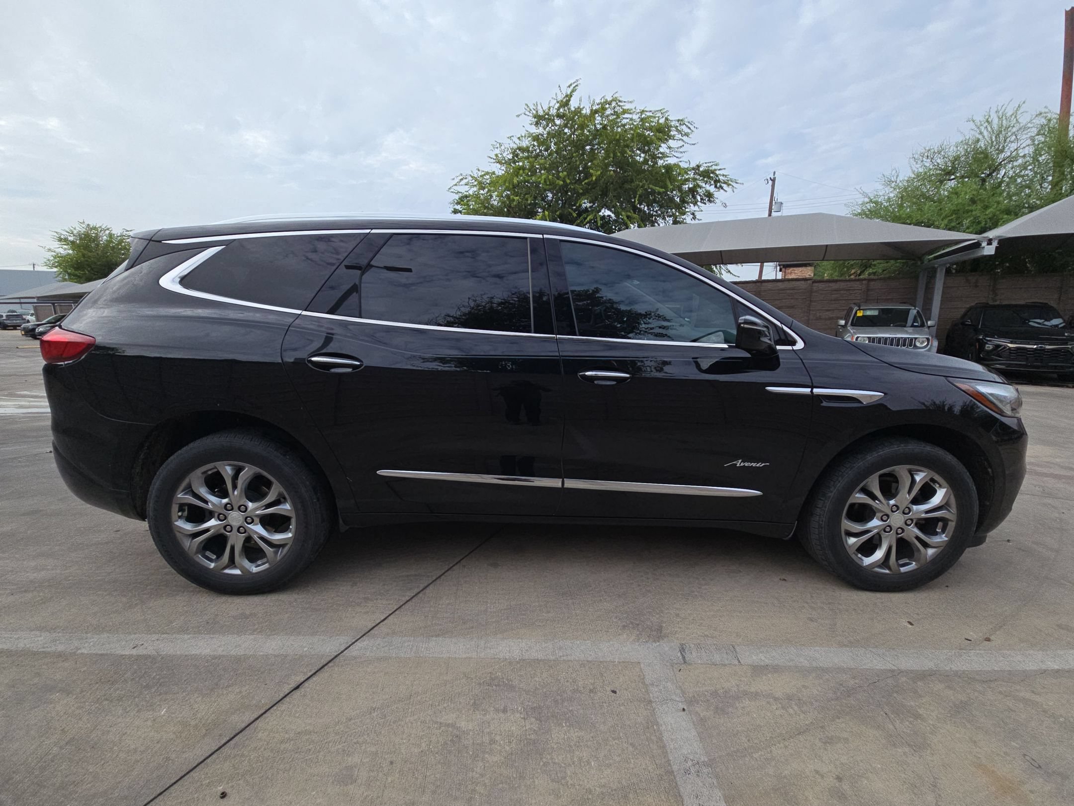 Used 2021 Buick Enclave Avenir w/ Avenir Technology Package FWD image 2