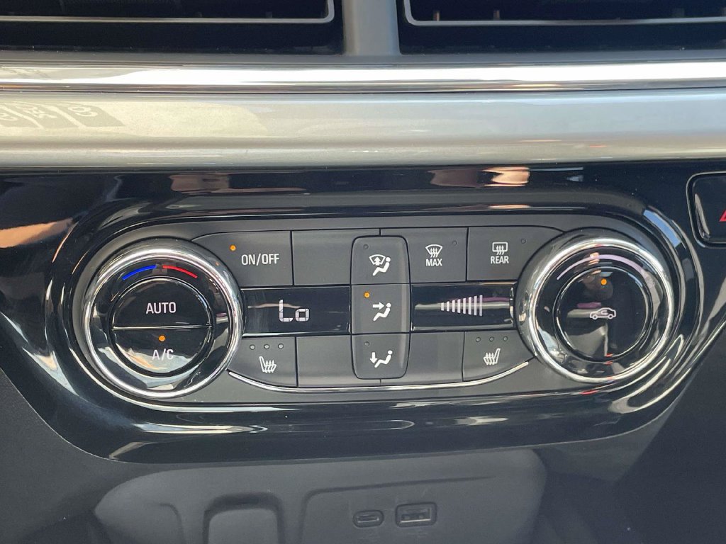 Used 2025 Chevrolet Trax LT w/ LT Convenience Package FWD image 19