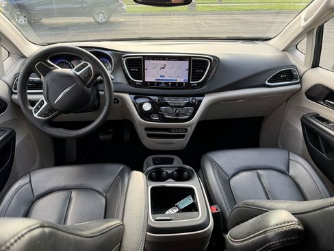 Used 2023 Chrysler Pacifica Touring-L FWD image 18