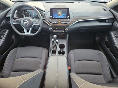 Used 2025 Nissan Altima 2.5 SV image 17