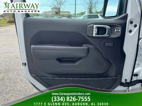 Used 2024 Jeep Wrangler Unlimited Rubicon w/ Capability Package image 27