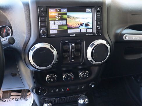 Used 2017 Jeep Wrangler Unlimited Sahara w/ Dual Top Group AWD/4WD image 30