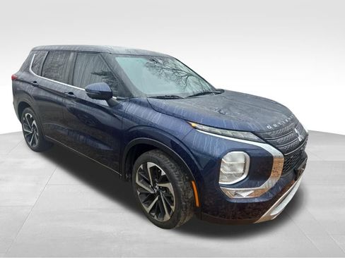 Used 2023 Mitsubishi Outlander SE image 3