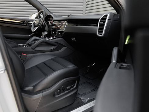 Certified 2023 Porsche Cayenne Platinum Edition AWD/4WD image 35