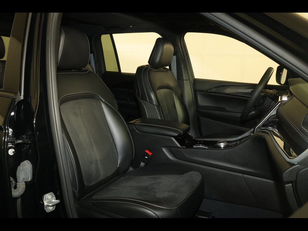 Used 2023 Jeep Grand Cherokee Altitude AWD/4WD image 28