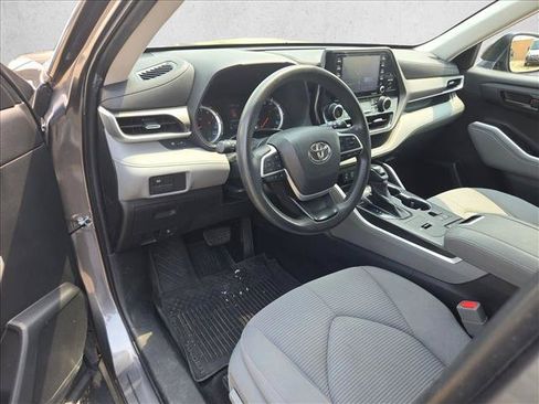 Used 2022 Toyota Highlander L FWD image 10