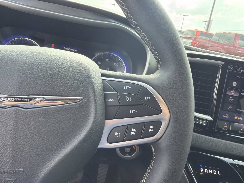Used 2025 Chrysler Pacifica Select FWD image 26