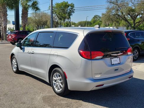 Used 2022 Chrysler Voyager LX FWD image 5