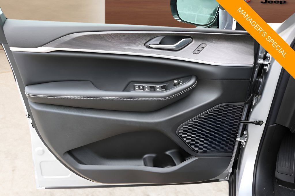 New 2026 Jeep Grand Cherokee Limited RWD image 9