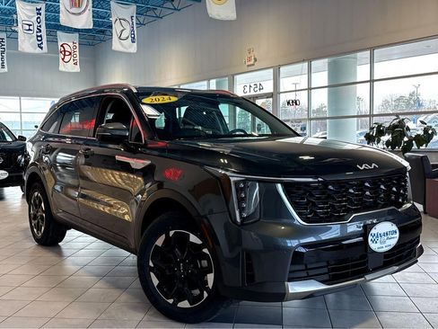 Used 2024 Kia Sorento S image 1