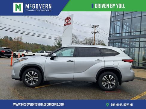Used 2023 Toyota Highlander XLE AWD/4WD image 2