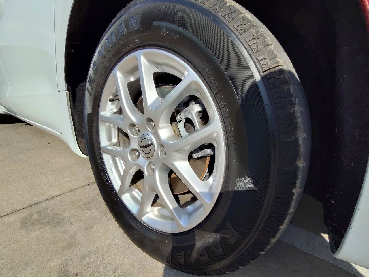Used 2023 Chrysler Pacifica Touring-L FWD image 11