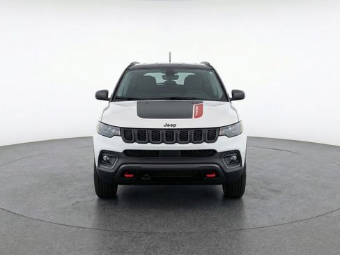 Used 2025 Jeep Compass Trailhawk AWD/4WD image 2