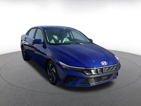 Used 2025 Hyundai Elantra Limited image 2