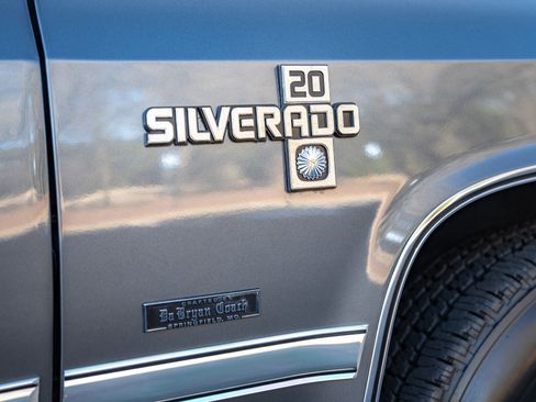 Used 1988 Chevrolet Suburban 2500 image 15