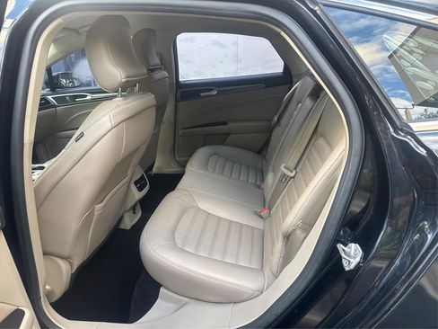 Used 2017 Ford Fusion SE w/ Fusion SE Technology Package image 9