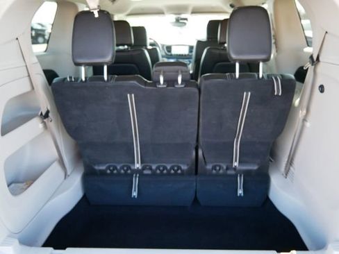 Used 2023 Chrysler Pacifica Touring-L image 6