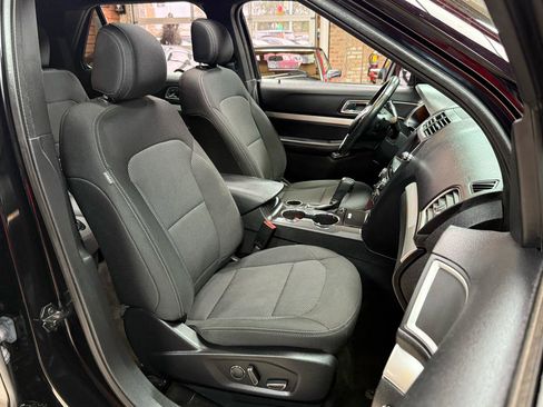 Used 2017 Ford Explorer XLT w/ Equipment Group 201A FWD image 27
