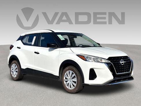 Used 2023 Nissan Kicks S image 1