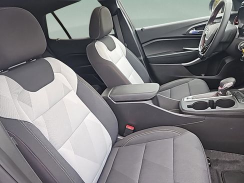 Used 2025 Chevrolet Trax RS w/ Sunroof Package image 25