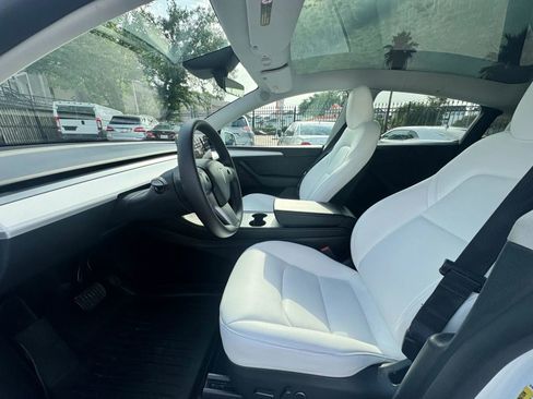 Used 2024 Tesla Model Y Long Range AWD/4WD image 4