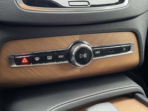 Used 2025 Volvo XC90 B5 Plus image 19