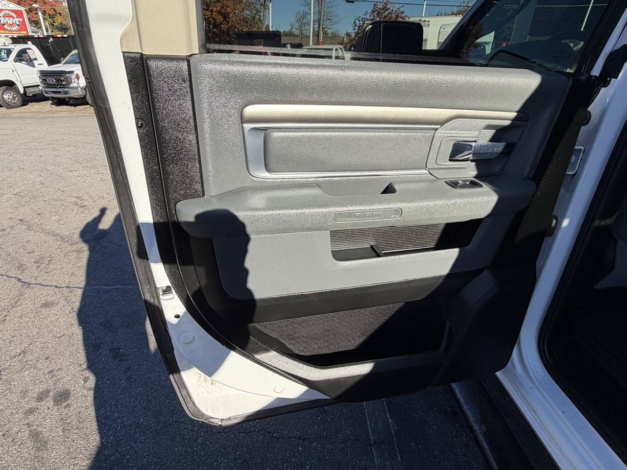 Used 2018 RAM 3500 SLT AWD/4WD image 40