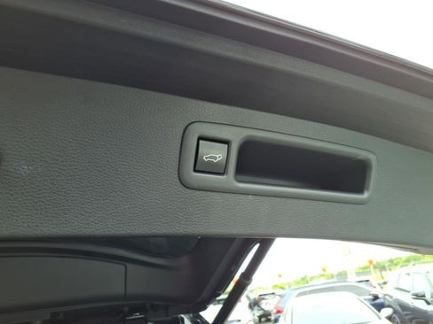 Used 2023 Toyota Highlander XLE AWD/4WD image 13