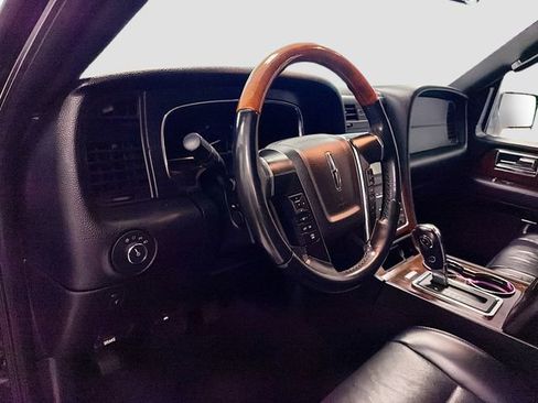 Used 2017 Lincoln Navigator Select image 9