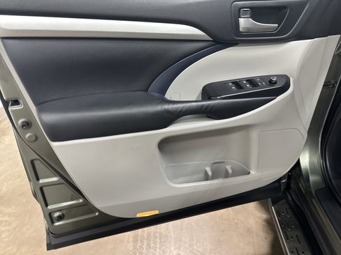 Used 2015 Toyota Highlander XLE AWD/4WD image 14