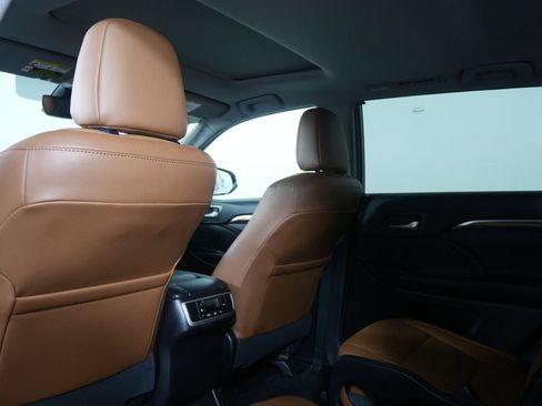 Used 2019 Toyota Highlander Limited FWD image 19