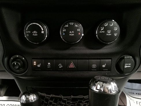 Used 2016 Jeep Wrangler Unlimited Rubicon w/ Connectivity Group image 20