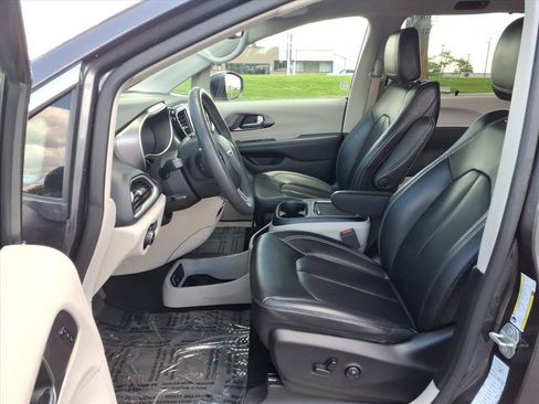 Used 2023 Chrysler Pacifica Touring-L FWD image 25