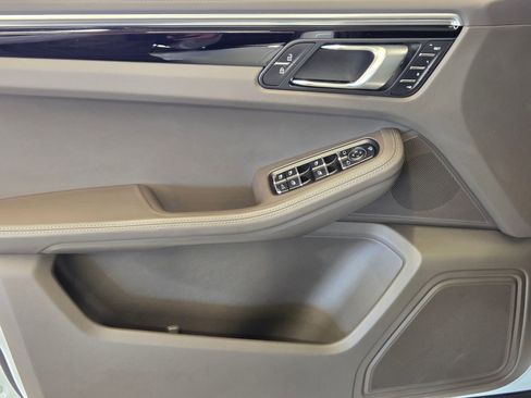 Certified 2023 Porsche Macan AWD/4WD image 13