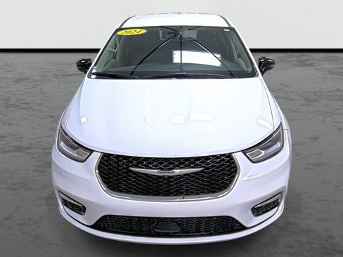 Used 2024 Chrysler Pacifica Touring-L w/ Uconnect Theater Family Group FWD image 6