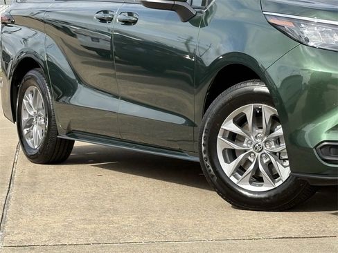 Used 2025 Toyota Sienna LE image 12