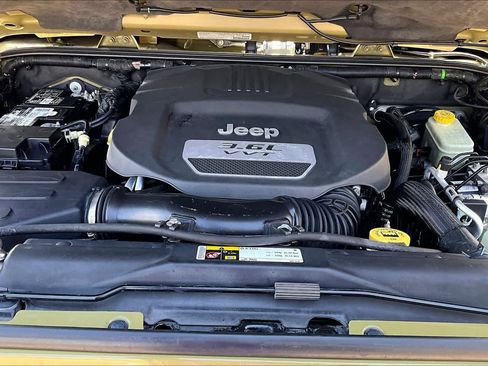 Used 2013 Jeep Wrangler Unlimited Rubicon w/ Connectivity Group AWD/4WD image 33