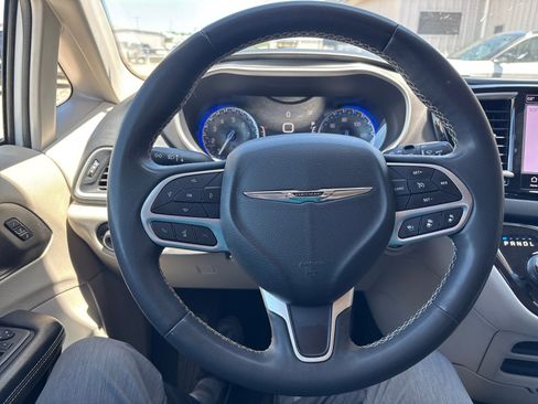 Used 2022 Chrysler Pacifica Touring-L FWD image 12