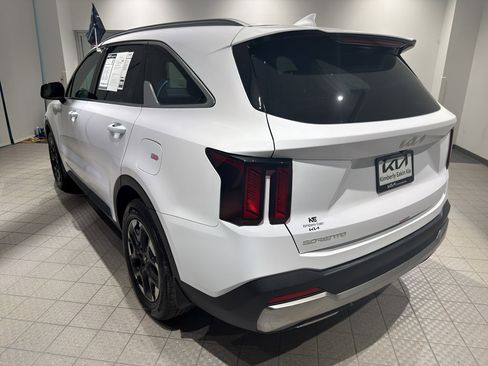 Used 2025 Kia Sorento S FWD image 3