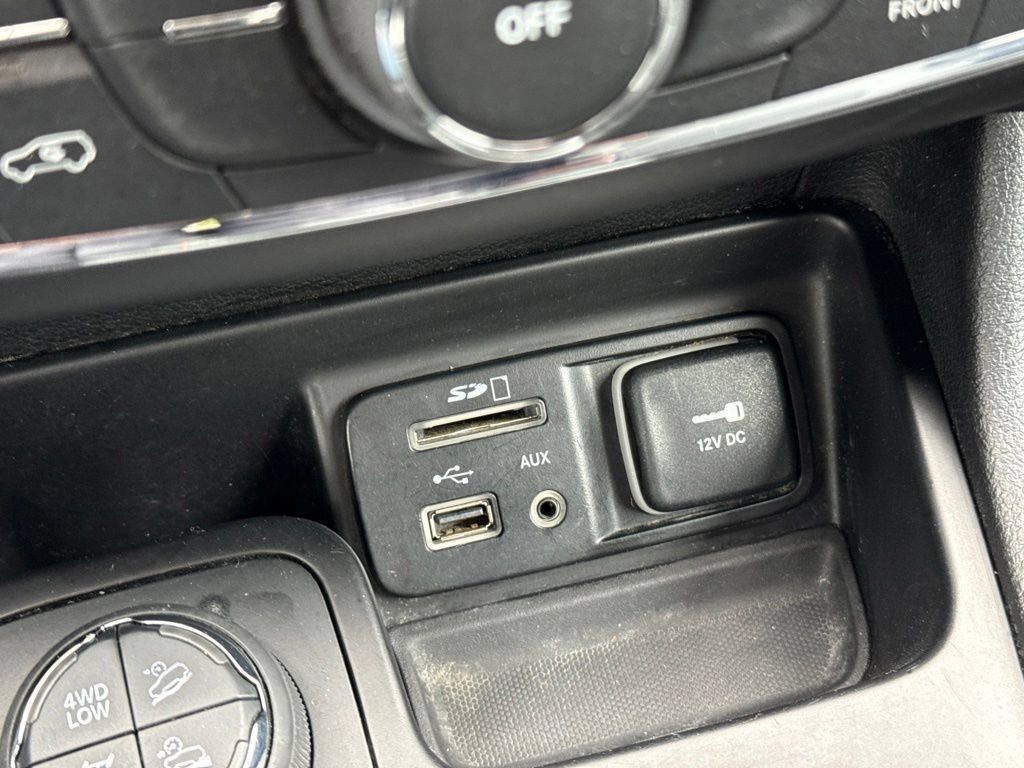 Used 2017 Jeep Cherokee Trailhawk AWD/4WD image 36