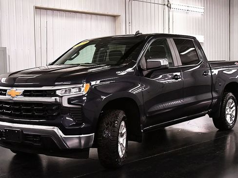 Used 2022 Chevrolet Silverado 1500 LT AWD/4WD image 3
