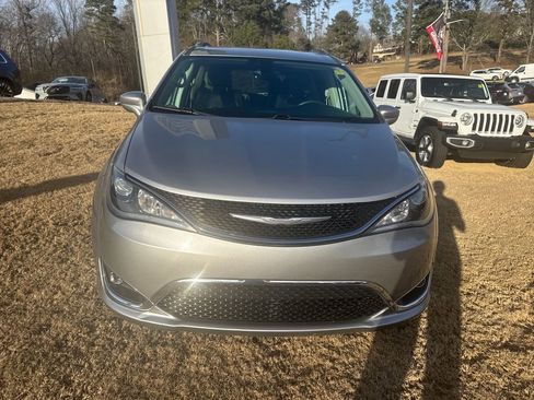 Used 2017 Chrysler Pacifica Touring-L Plus w/ Tire & Wheel Group image 10